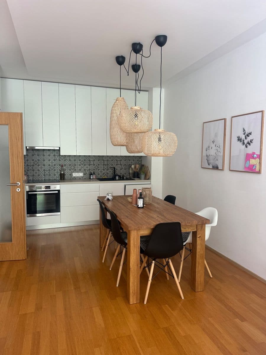 Prenájom bytu 4-izbový 124 m², Pod Dvorem, Praha, Praha Prenájom bytu 4-izbový 124 m², Pod Dvorem, Praha, Praha