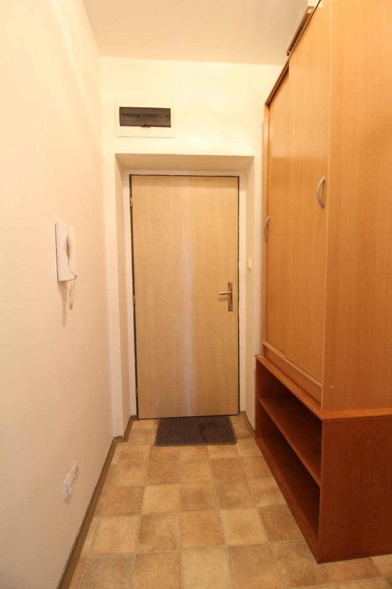Prenájom bytu 1-izbový 27 m², Za papírnou, Praha, Praha Prenájom bytu 1-izbový 27 m², Za papírnou, Praha, Praha