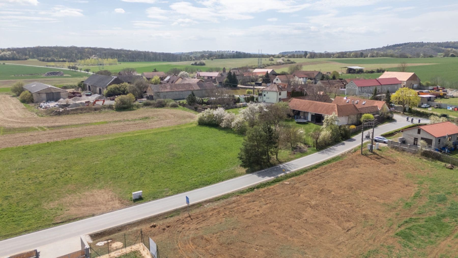 Prenájom pozemku 1.081 m², Měňany, Středočeský kraj Prenájom pozemku 1.081 m², Měňany, Středočeský kraj