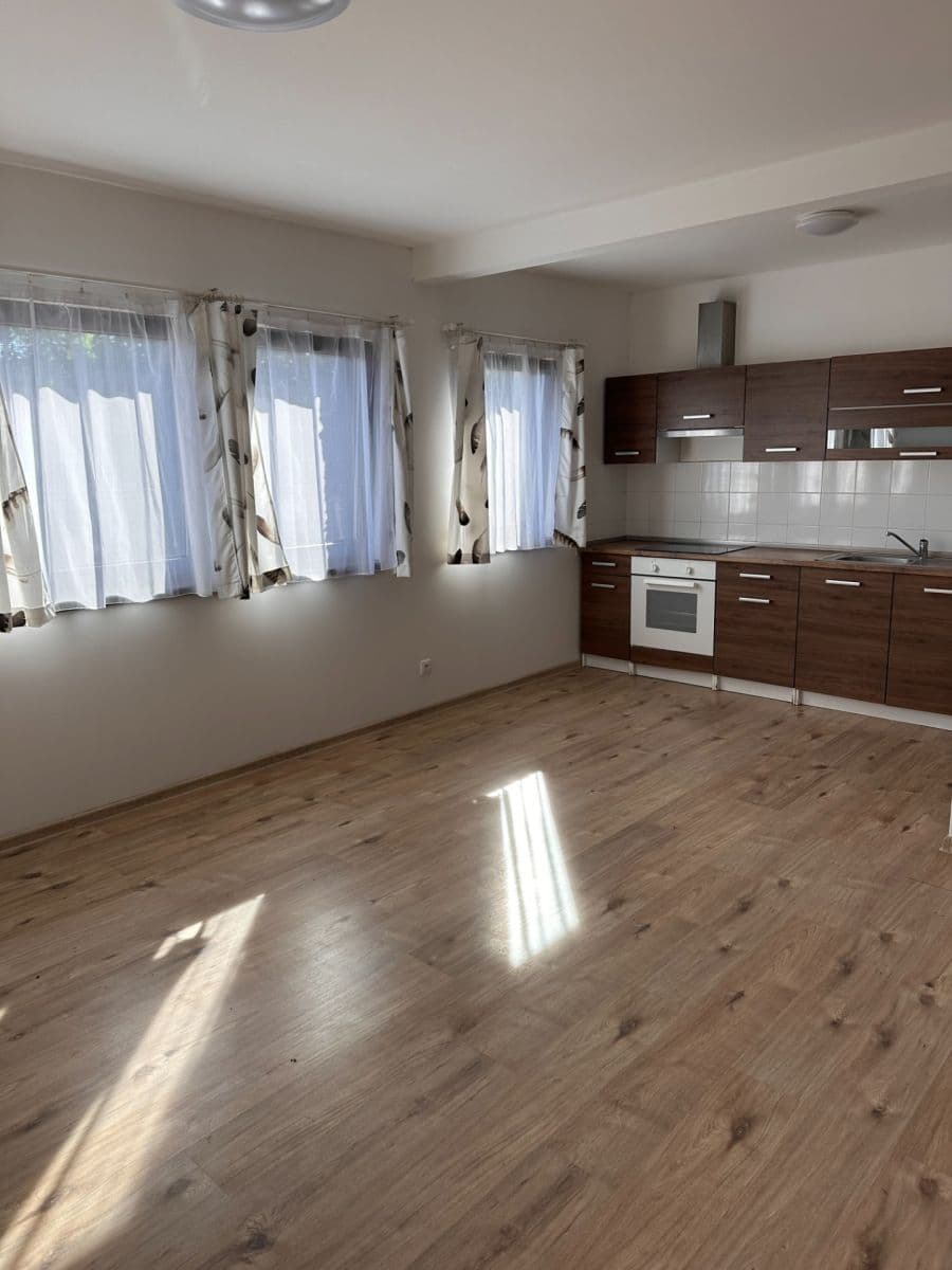 Prenájom bytu 1-izbový 35 m², Ke Brodu, Loděnice, Středočeský kraj Prenájom bytu 1-izbový 35 m², Ke Brodu, Loděnice, Středočeský kraj