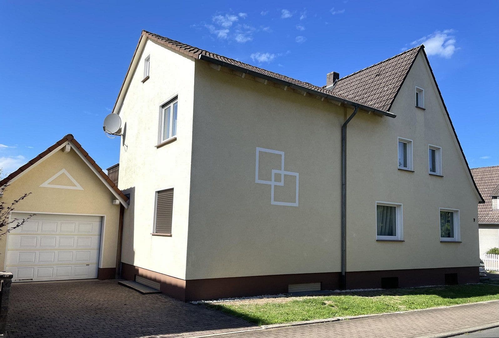 Predaj domu 204 m², pozemok 742 m², Rotenburg an der Fulda, Hesensko Predaj domu 204 m², pozemok 742 m², Rotenburg an der Fulda, Hesensko