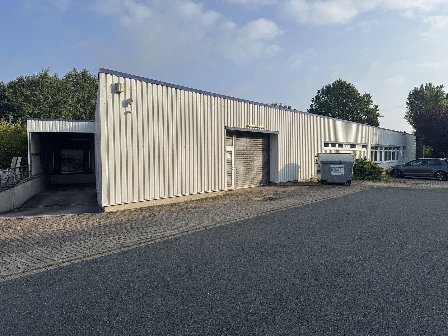 Predaj nebytového priestoru 3.000 m², Lilienthalstraße 1, Isernhagen, Dolné Sasko Predaj nebytového priestoru 3.000 m², Lilienthalstraße 1, Isernhagen, Dolné Sasko