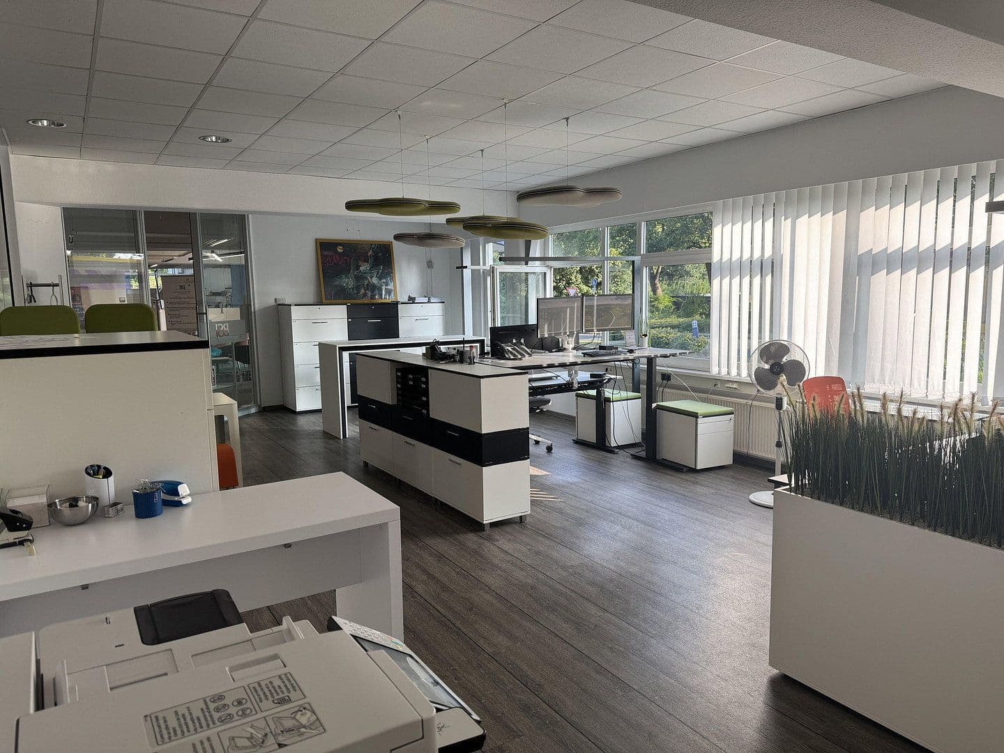 Predaj nebytového priestoru 3.000 m², Lilienthalstraße 1, Isernhagen, Dolné Sasko Predaj nebytového priestoru 3.000 m², Lilienthalstraße 1, Isernhagen, Dolné Sasko