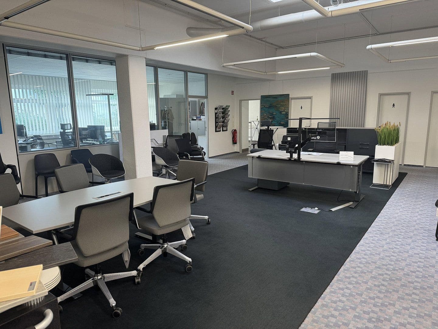 Predaj nebytového priestoru 3.000 m², Lilienthalstraße 1, Isernhagen, Dolné Sasko Predaj nebytového priestoru 3.000 m², Lilienthalstraße 1, Isernhagen, Dolné Sasko