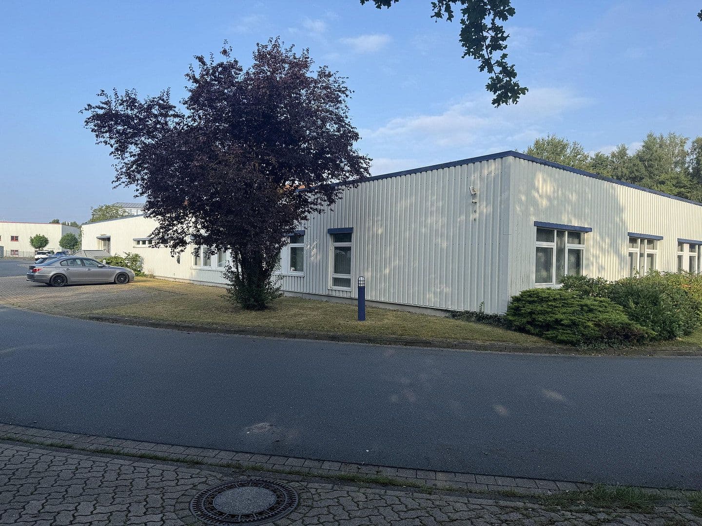 Predaj nebytového priestoru 3.000 m², Lilienthalstraße 1, Isernhagen, Dolné Sasko Predaj nebytového priestoru 3.000 m², Lilienthalstraße 1, Isernhagen, Dolné Sasko