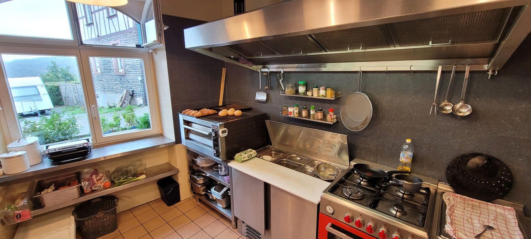 Predaj nebytového priestoru 8.300 m², Schloßstr. 14, Starkenburg, Porýnie-Falcko Predaj nebytového priestoru 8.300 m², Schloßstr. 14, Starkenburg, Porýnie-Falcko