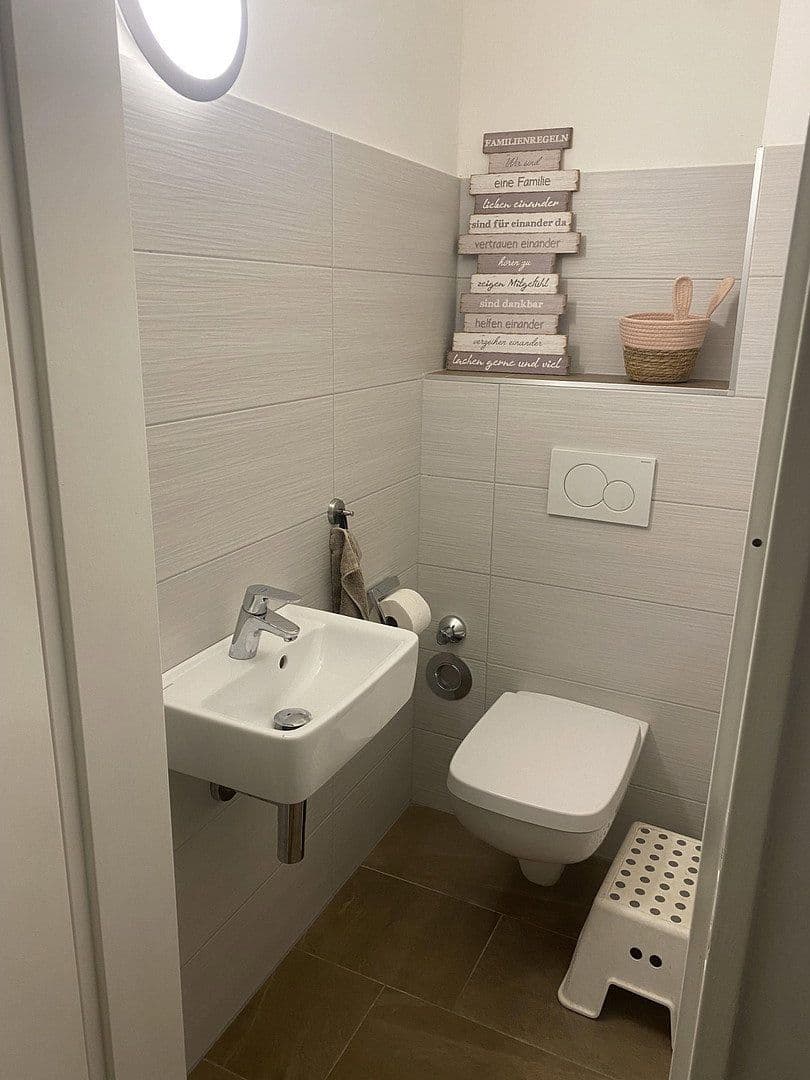Prenájom bytu 4-izbový 100 m², Augustastraße, Wuppertal, Severné Porýnie - Westfálsko Prenájom bytu 4-izbový 100 m², Augustastraße, Wuppertal, Severné Porýnie - Westfálsko