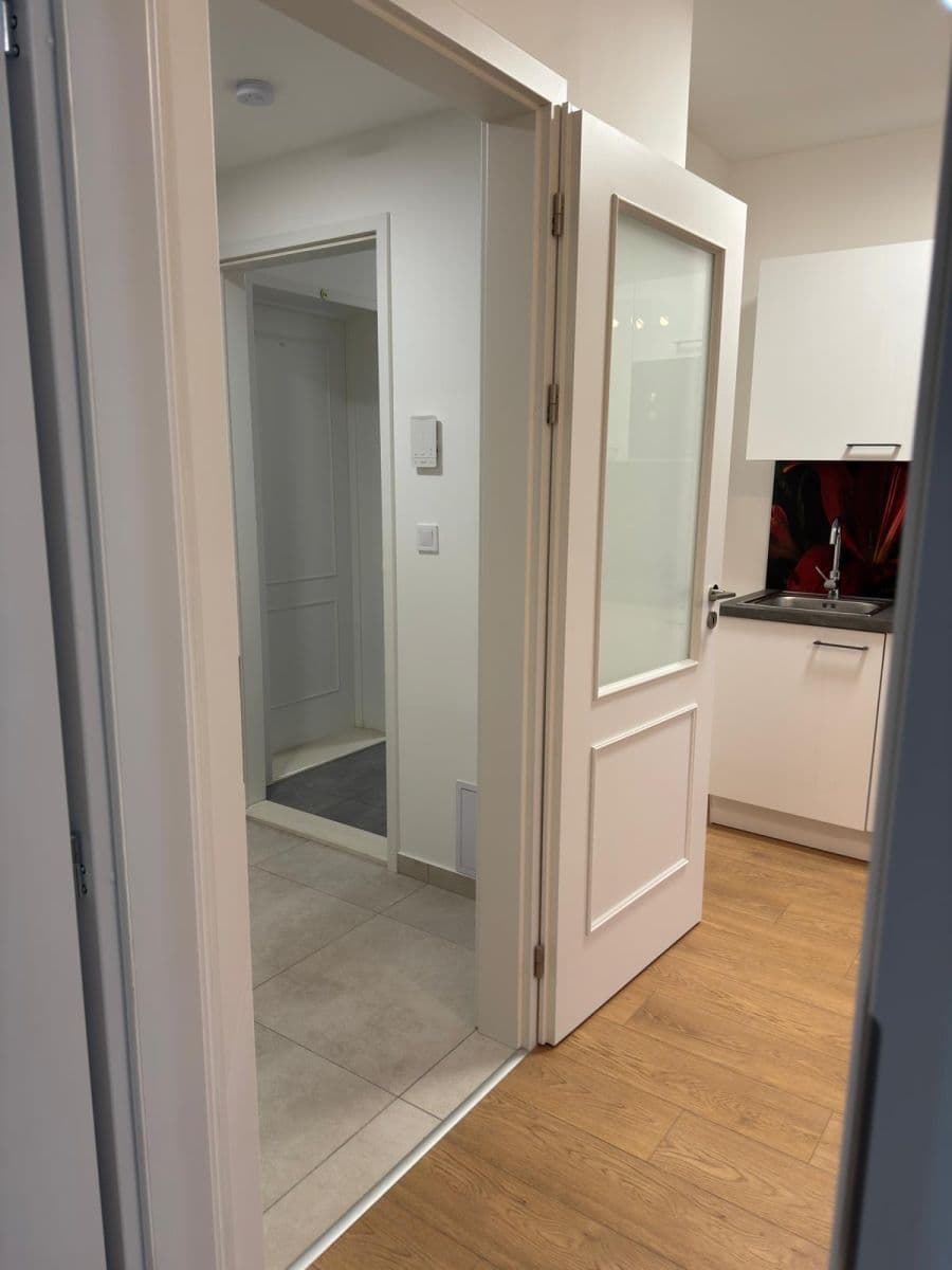 Prenájom bytu 2-izbový 42 m², Varšavská, Praha, Praha Prenájom bytu 2-izbový 42 m², Varšavská, Praha, Praha