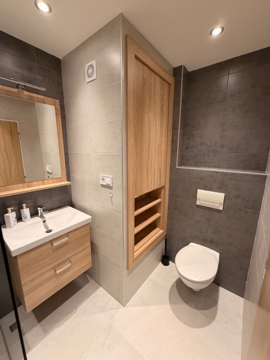 Prenájom bytu 3-izbový 75 m², Tatarkova, Praha, Praha Prenájom bytu 3-izbový 75 m², Tatarkova, Praha, Praha