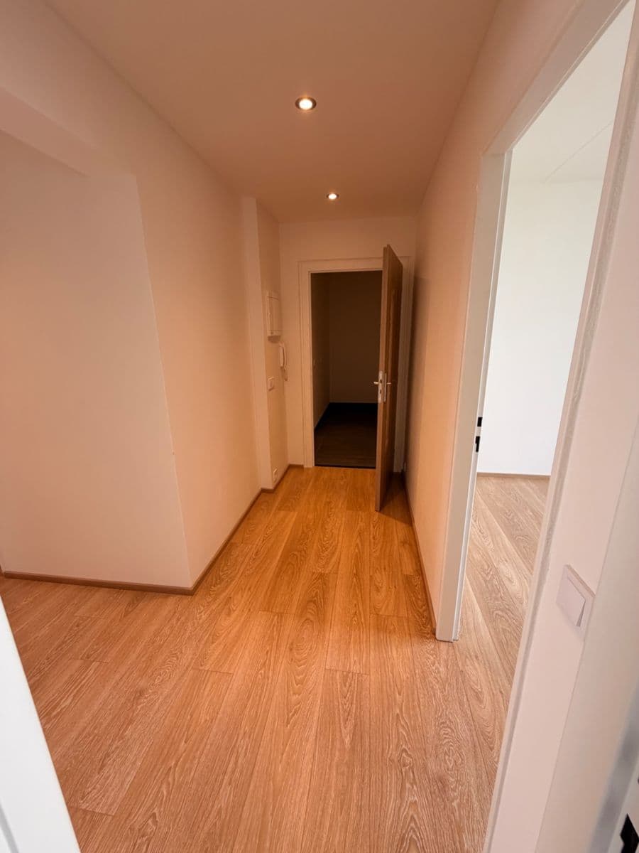Prenájom bytu 3-izbový 75 m², Tatarkova, Praha, Praha Prenájom bytu 3-izbový 75 m², Tatarkova, Praha, Praha