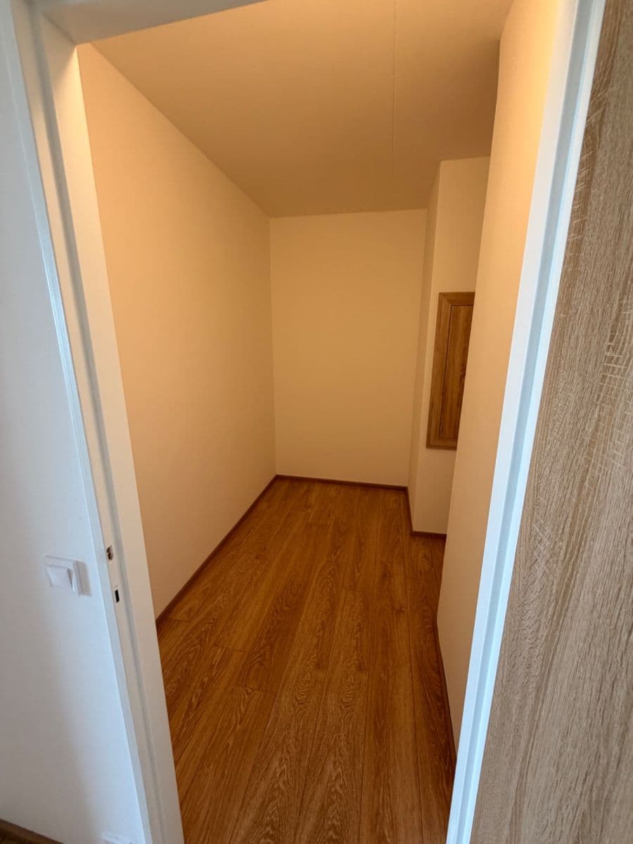 Prenájom bytu 3-izbový 75 m², Tatarkova, Praha, Praha Prenájom bytu 3-izbový 75 m², Tatarkova, Praha, Praha