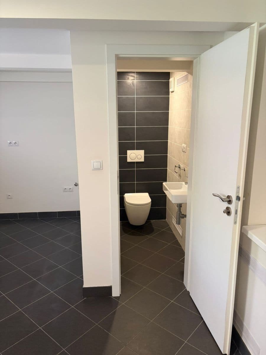 Prenájom nebytového priestoru 17 m², U Mlýna, Praha, Praha Prenájom nebytového priestoru 17 m², U Mlýna, Praha, Praha