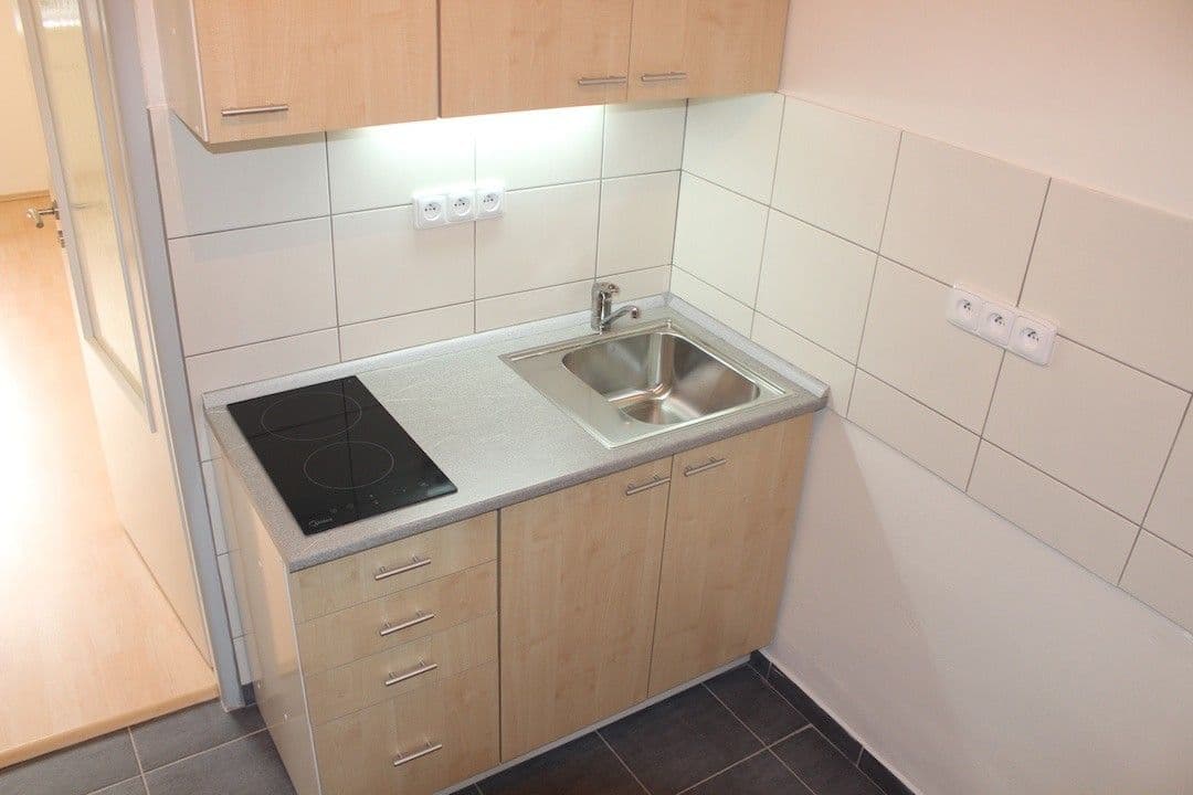 Prenájom bytu 1-izbový 24 m², Jerevanská, Praha, Praha Prenájom bytu 1-izbový 24 m², Jerevanská, Praha, Praha