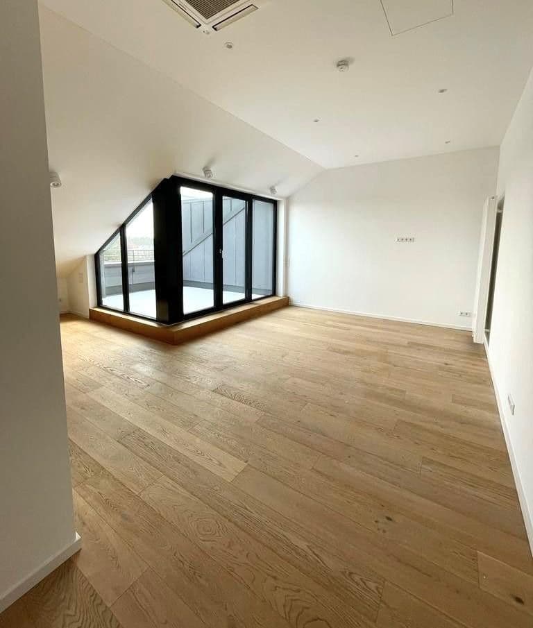 Prenájom bytu 2-izbový 114 m², München, Bavorsko Prenájom bytu 2-izbový 114 m², München, Bavorsko