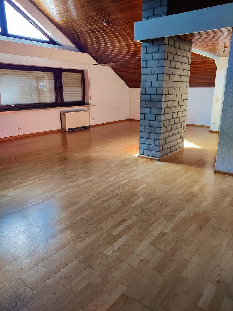 Prenájom bytu 4-izbový 156 m², Bertholdstraße 14, Lahr/Schwarzwald, Bádensko-Wurttembersko Prenájom bytu 4-izbový 156 m², Bertholdstraße 14, Lahr/Schwarzwald, Bádensko-Wurttembersko