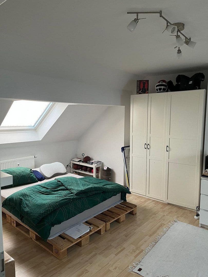 Prenájom bytu 4-izbový 100 m², Karlsruhe, Bádensko-Wurttembersko Prenájom bytu 4-izbový 100 m², Karlsruhe, Bádensko-Wurttembersko