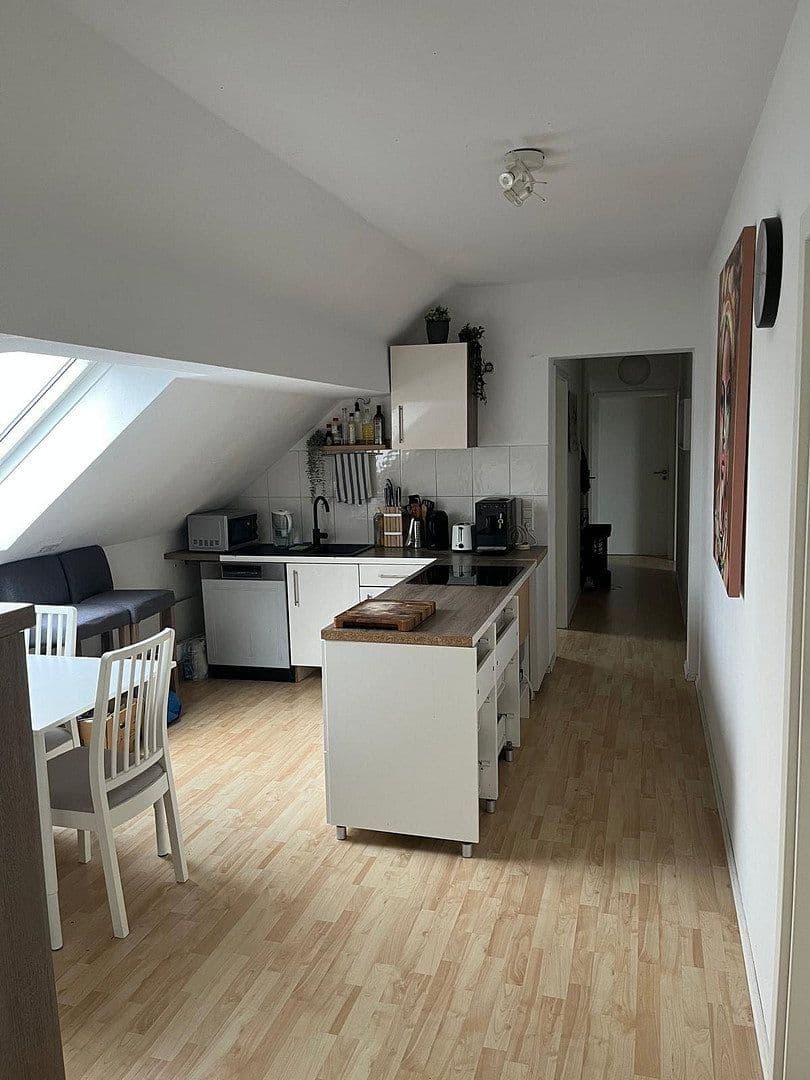 Prenájom bytu 4-izbový 100 m², Karlsruhe, Bádensko-Wurttembersko Prenájom bytu 4-izbový 100 m², Karlsruhe, Bádensko-Wurttembersko
