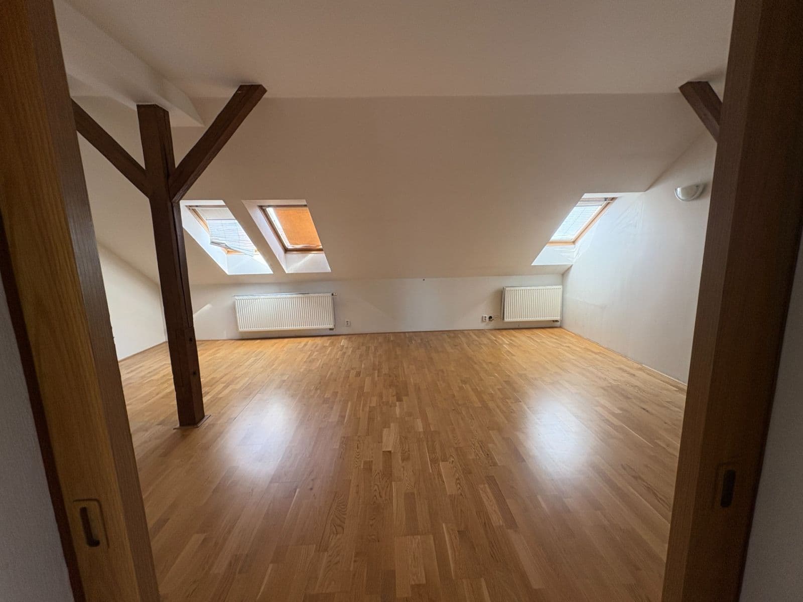 Prenájom bytu 5-izbový 200 m², Milešovská, Praha, Praha Prenájom bytu 5-izbový 200 m², Milešovská, Praha, Praha