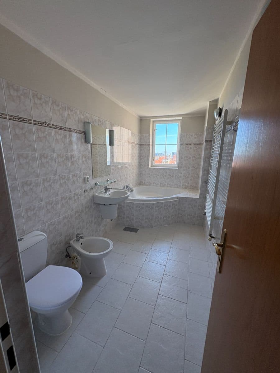Prenájom bytu 5-izbový 200 m², Milešovská, Praha, Praha Prenájom bytu 5-izbový 200 m², Milešovská, Praha, Praha