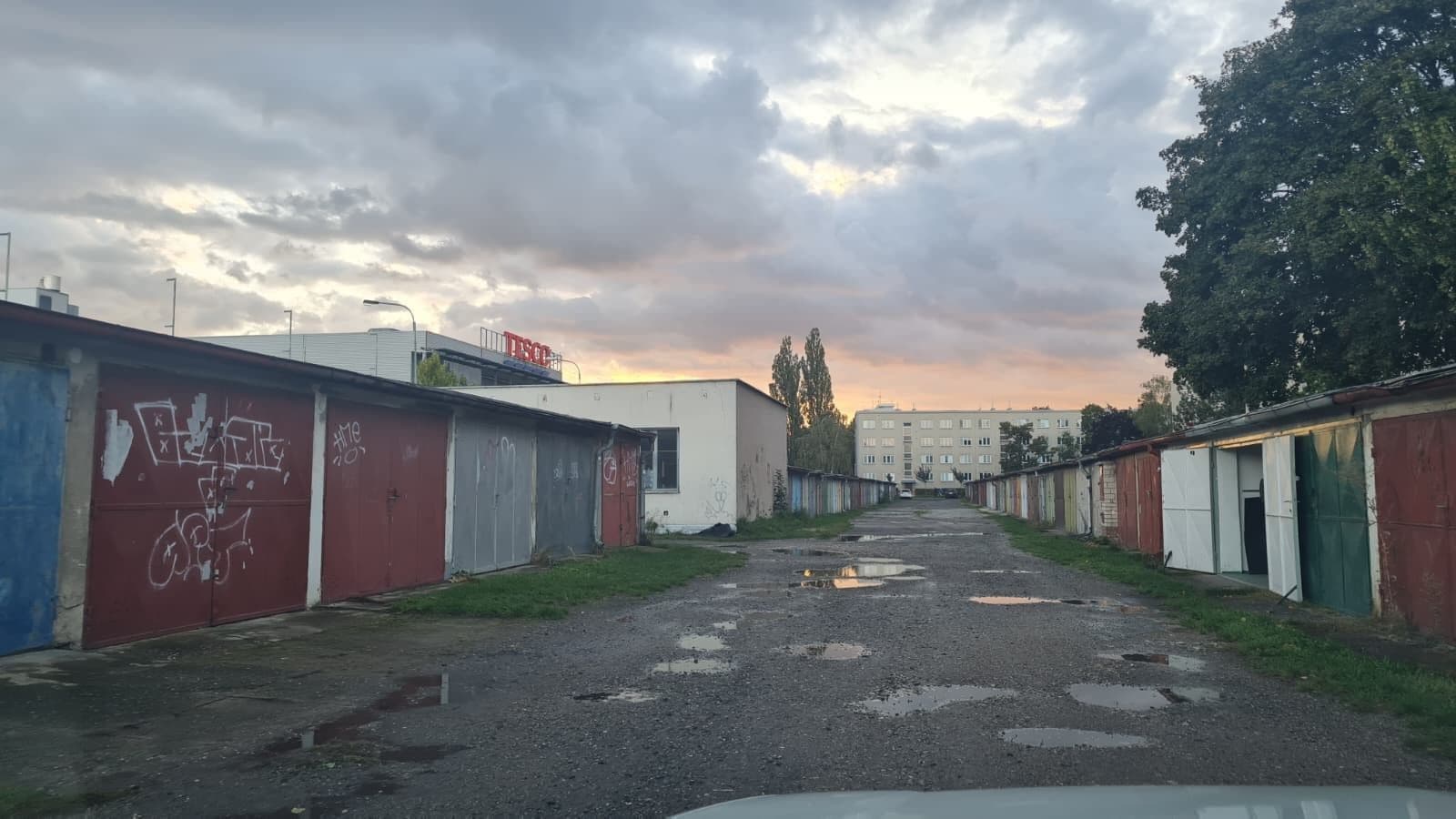Prenájom garáže 18 m², Hradec Králové, Královéhradecký kraj Prenájom garáže 18 m², Hradec Králové, Královéhradecký kraj