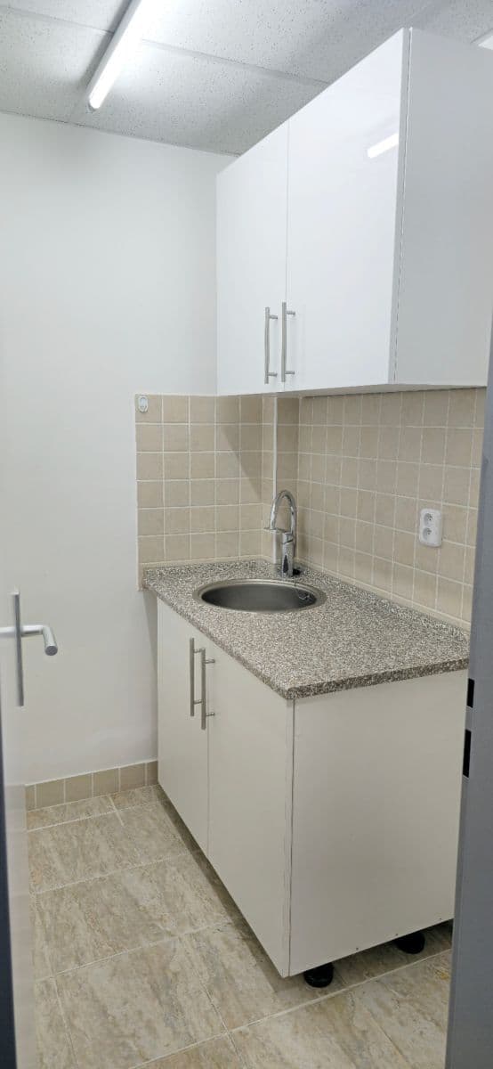 Prenájom kancelárie 92 m², Zdařilá, Praha, Praha Prenájom kancelárie 92 m², Zdařilá, Praha, Praha