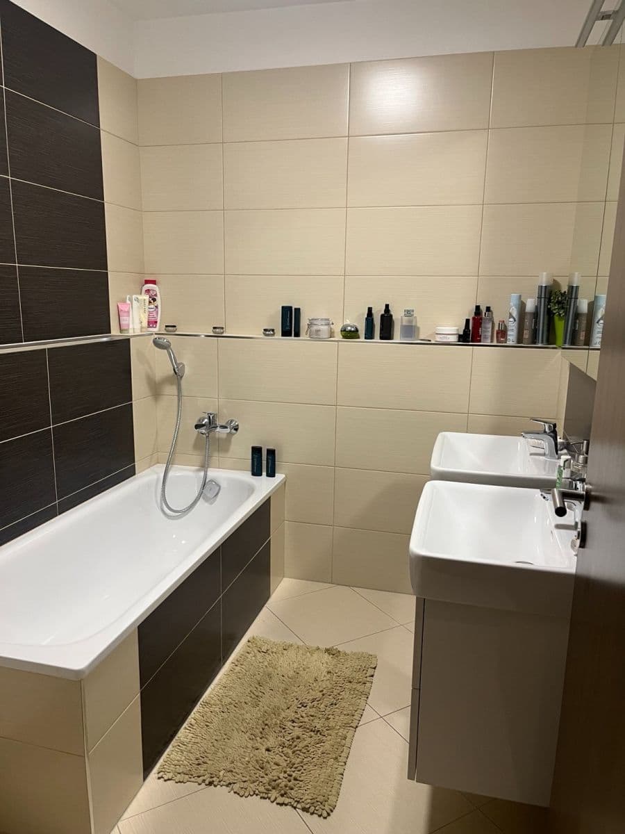 Prenájom bytu 4-izbový 110 m², Hugo Haase, Praha, Praha Prenájom bytu 4-izbový 110 m², Hugo Haase, Praha, Praha