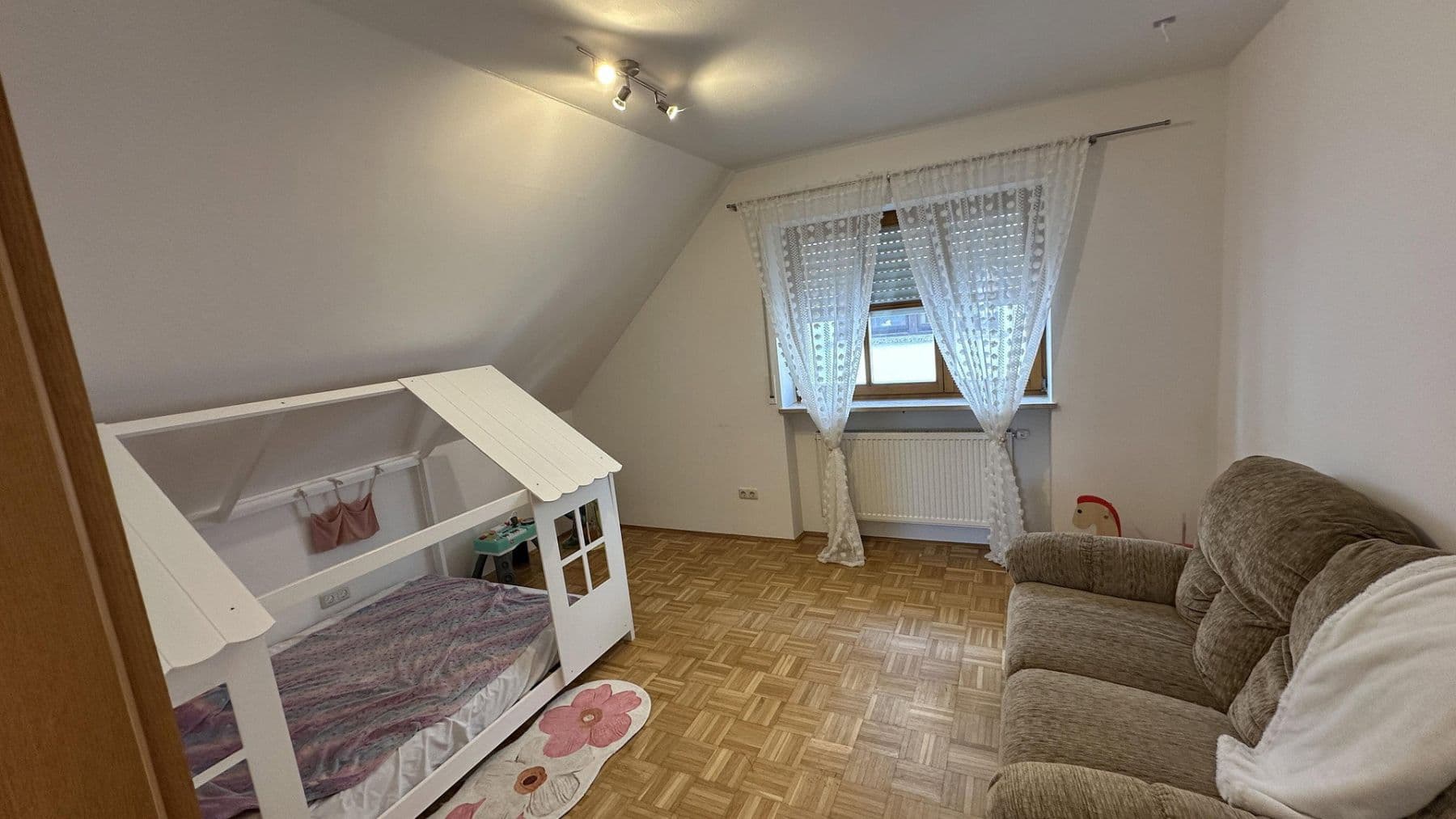 Prenájom domu 150 m², pozemok 325 m², Seubersdorf in der Oberpfalz, Bavorsko Prenájom domu 150 m², pozemok 325 m², Seubersdorf in der Oberpfalz, Bavorsko