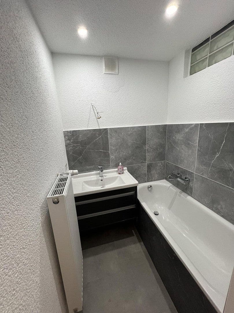 Prenájom bytu 4-izbový 85 m², Mannheim, Bádensko-Wurttembersko Prenájom bytu 4-izbový 85 m², Mannheim, Bádensko-Wurttembersko