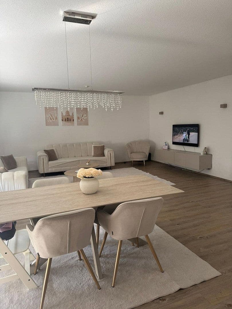 Prenájom bytu 4-izbový 108 m², Mannheim, Bádensko-Wurttembersko Prenájom bytu 4-izbový 108 m², Mannheim, Bádensko-Wurttembersko