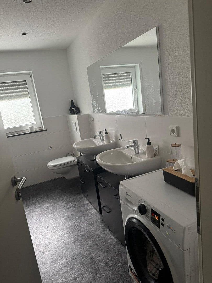 Prenájom bytu 4-izbový 108 m², Mannheim, Bádensko-Wurttembersko Prenájom bytu 4-izbový 108 m², Mannheim, Bádensko-Wurttembersko