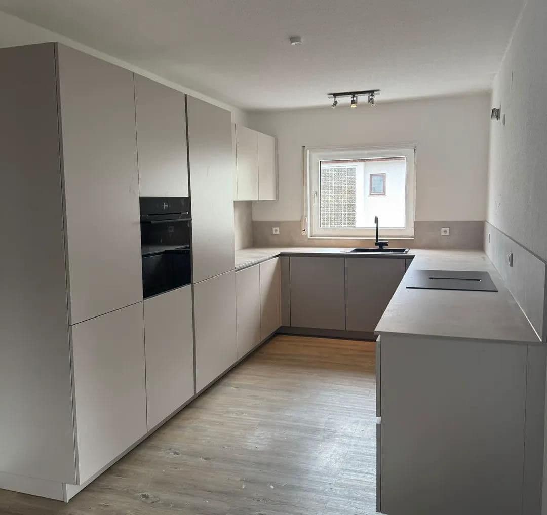 Prenájom bytu 4-izbový 108 m², Mannheim, Bádensko-Wurttembersko Prenájom bytu 4-izbový 108 m², Mannheim, Bádensko-Wurttembersko