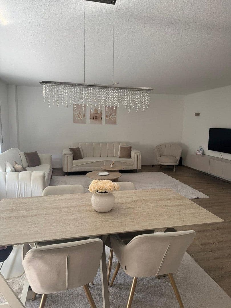 Prenájom bytu 4-izbový 108 m², Mannheim, Bádensko-Wurttembersko Prenájom bytu 4-izbový 108 m², Mannheim, Bádensko-Wurttembersko