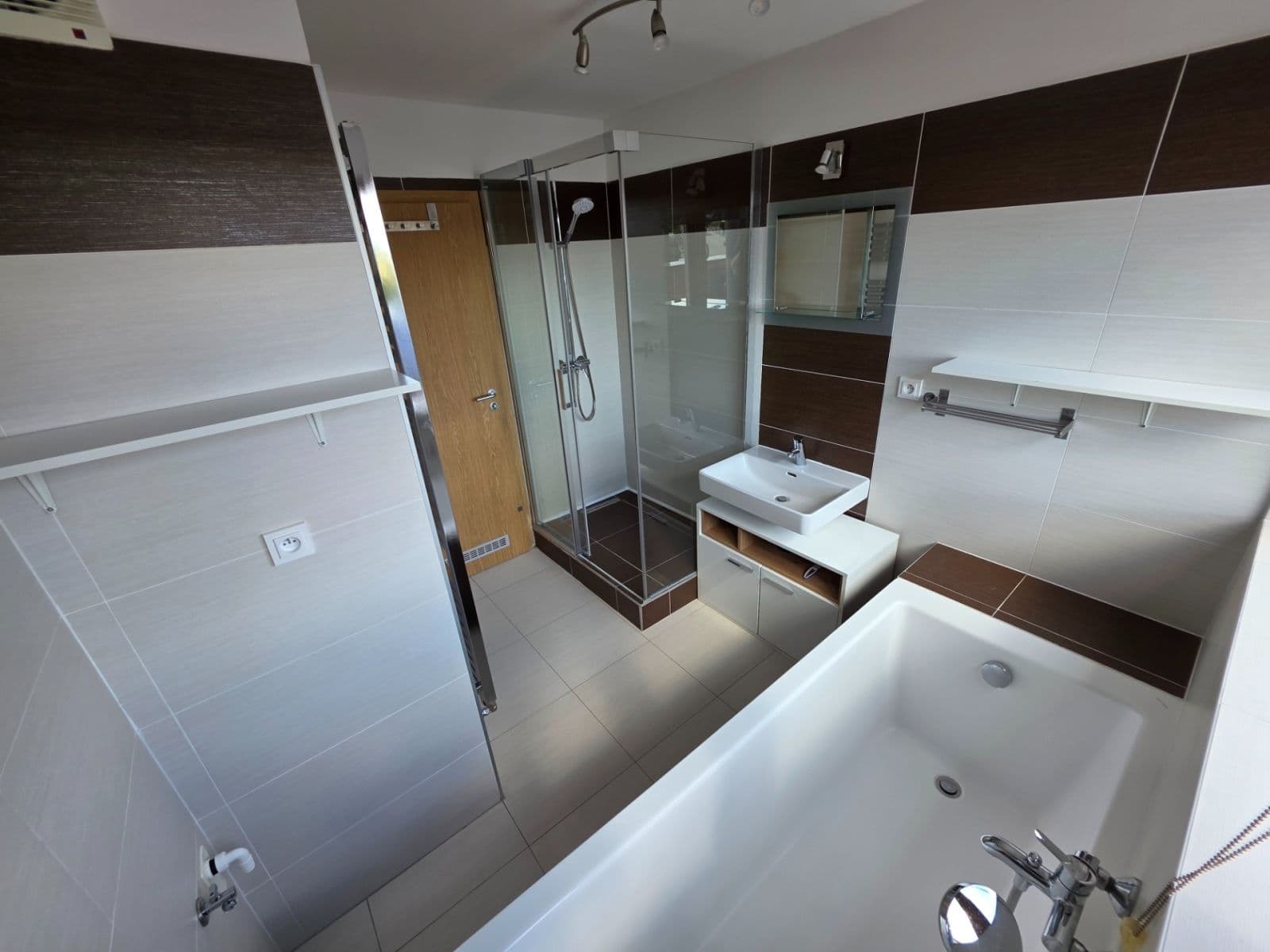 Prenájom bytu 4-izbový 127 m², Ke Škole, Mníšek pod Brdy, Středočeský kraj Prenájom bytu 4-izbový 127 m², Ke Škole, Mníšek pod Brdy, Středočeský kraj