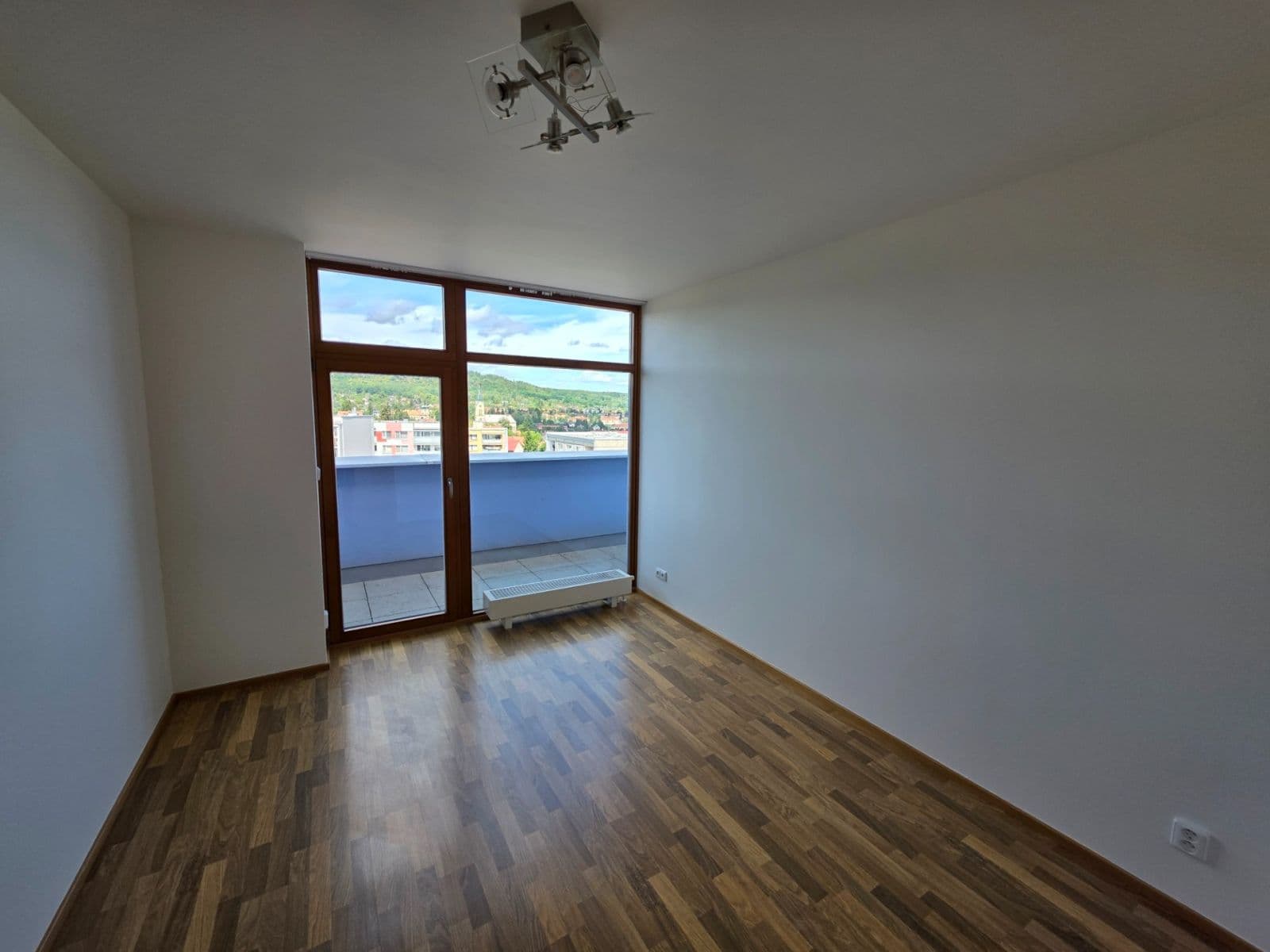Prenájom bytu 4-izbový 127 m², Ke Škole, Mníšek pod Brdy, Středočeský kraj Prenájom bytu 4-izbový 127 m², Ke Škole, Mníšek pod Brdy, Středočeský kraj