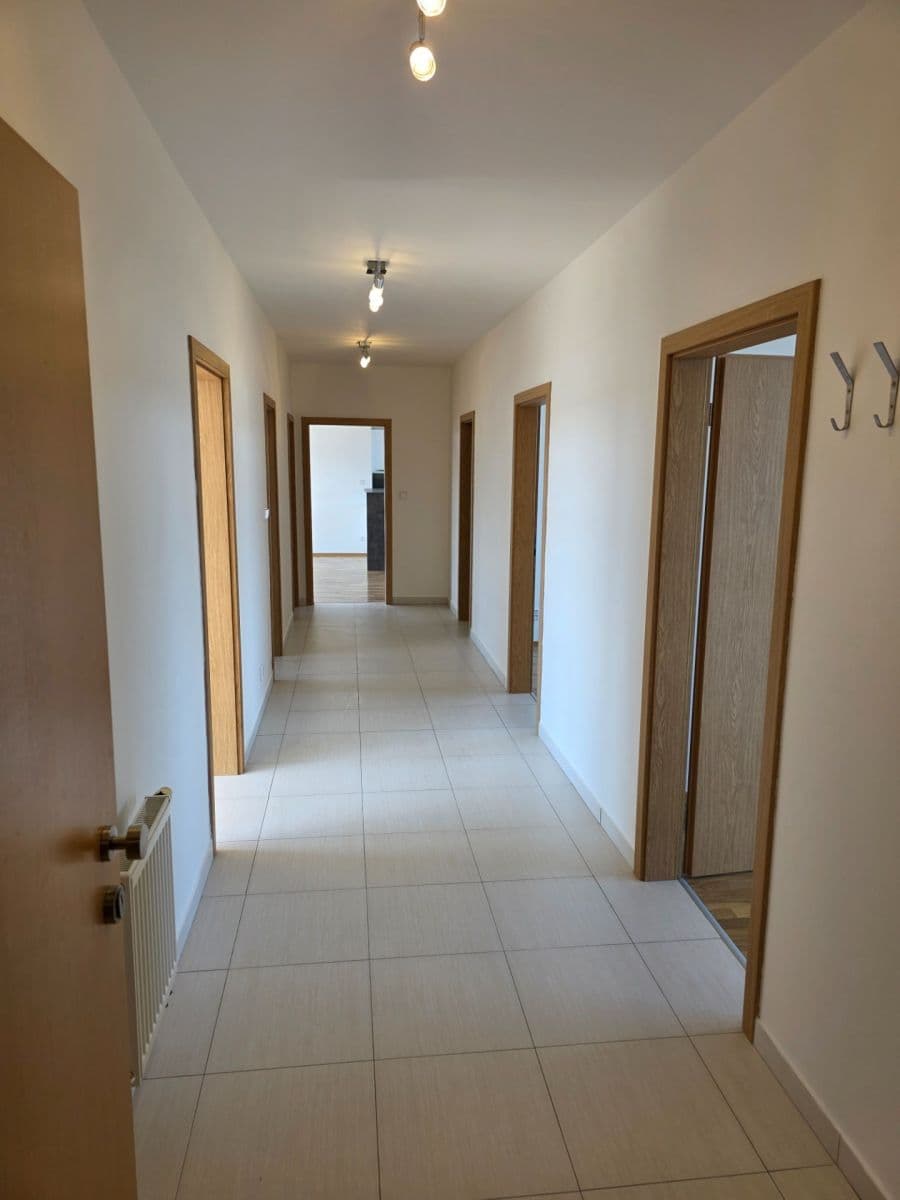 Prenájom bytu 4-izbový 127 m², Ke Škole, Mníšek pod Brdy, Středočeský kraj Prenájom bytu 4-izbový 127 m², Ke Škole, Mníšek pod Brdy, Středočeský kraj