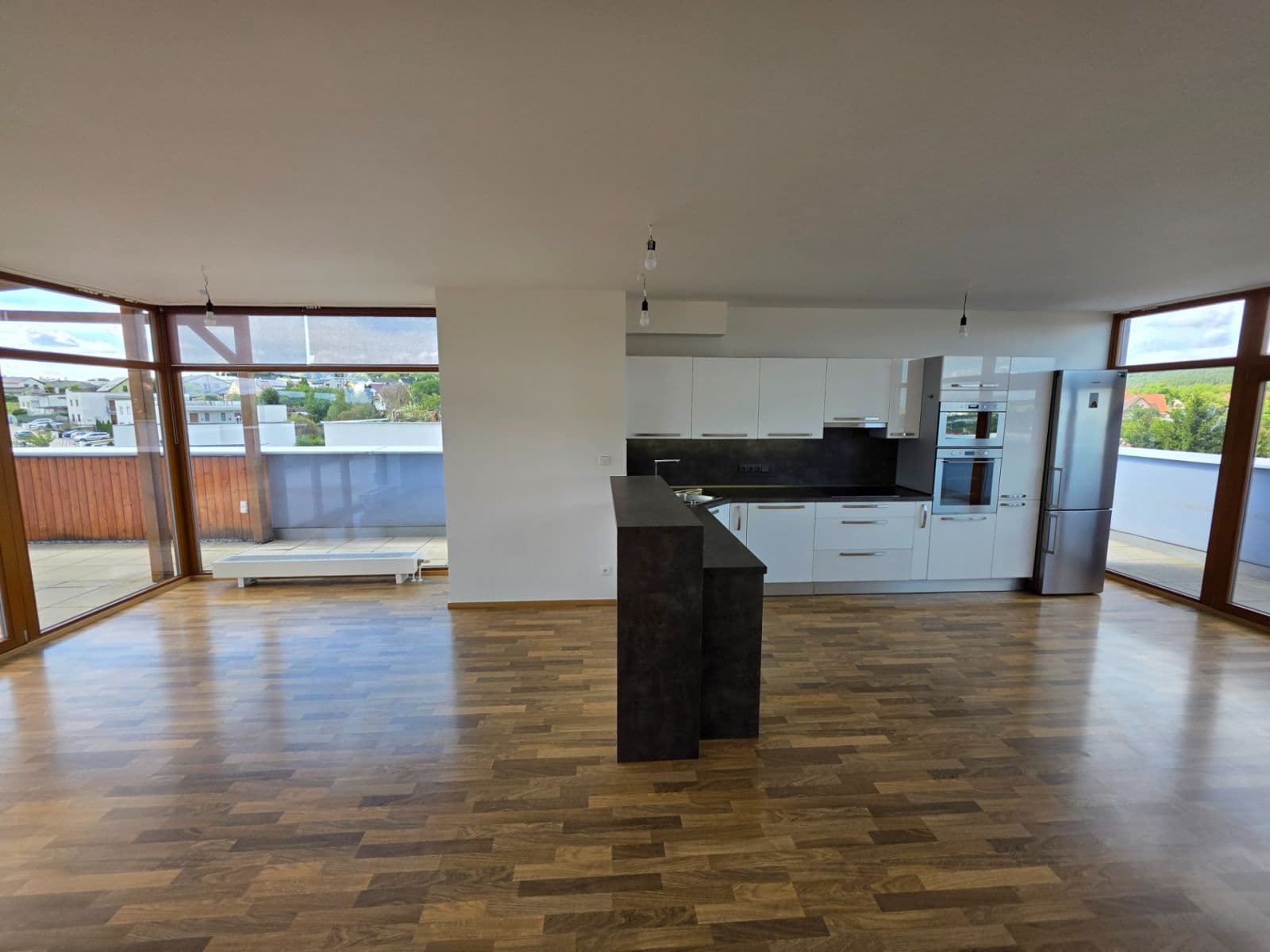 Prenájom bytu 4-izbový 127 m², Ke Škole, Mníšek pod Brdy, Středočeský kraj Prenájom bytu 4-izbový 127 m², Ke Škole, Mníšek pod Brdy, Středočeský kraj