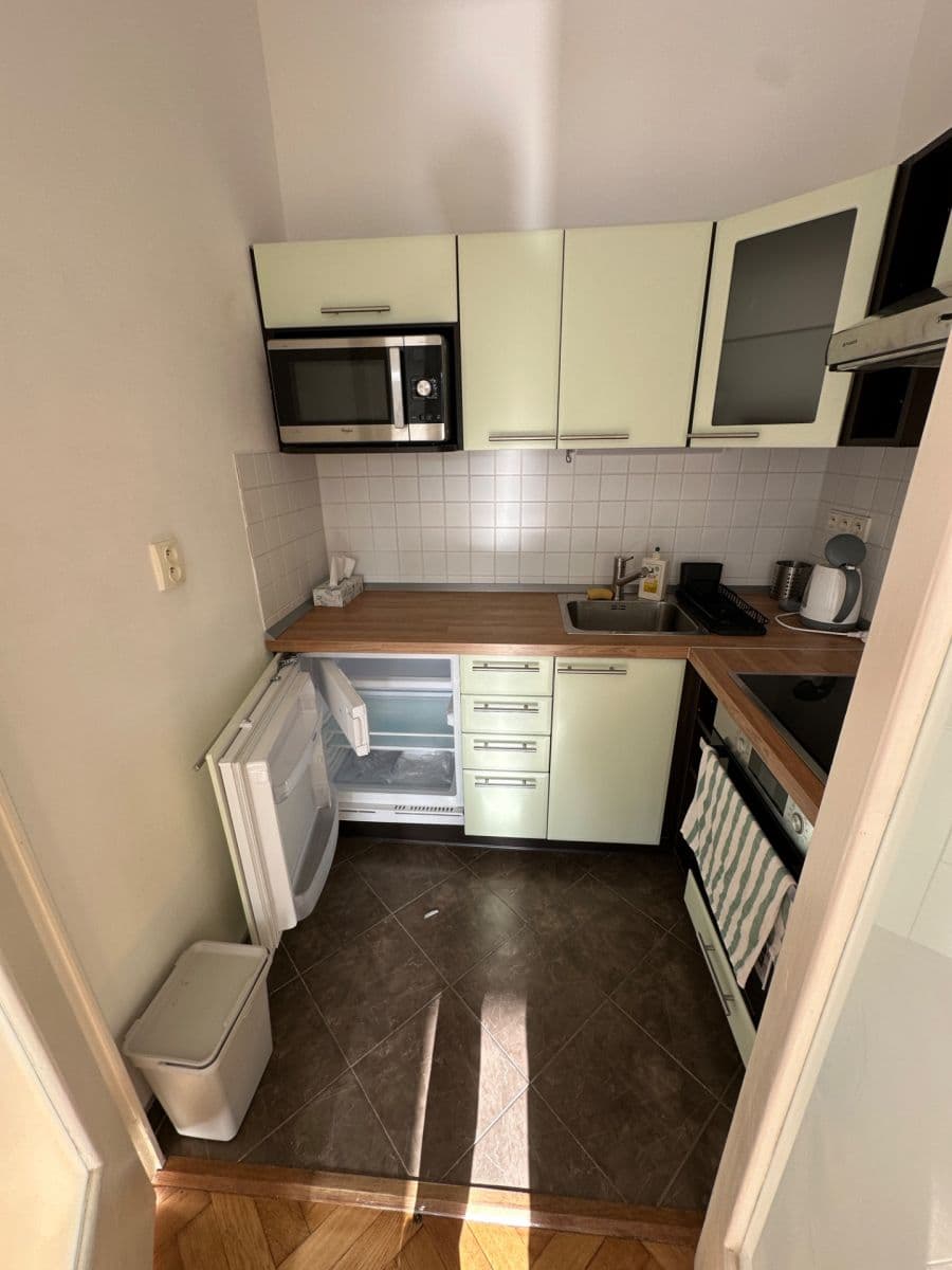 Prenájom bytu 1-izbový 32 m², Prachnerova, Praha, Praha Prenájom bytu 1-izbový 32 m², Prachnerova, Praha, Praha