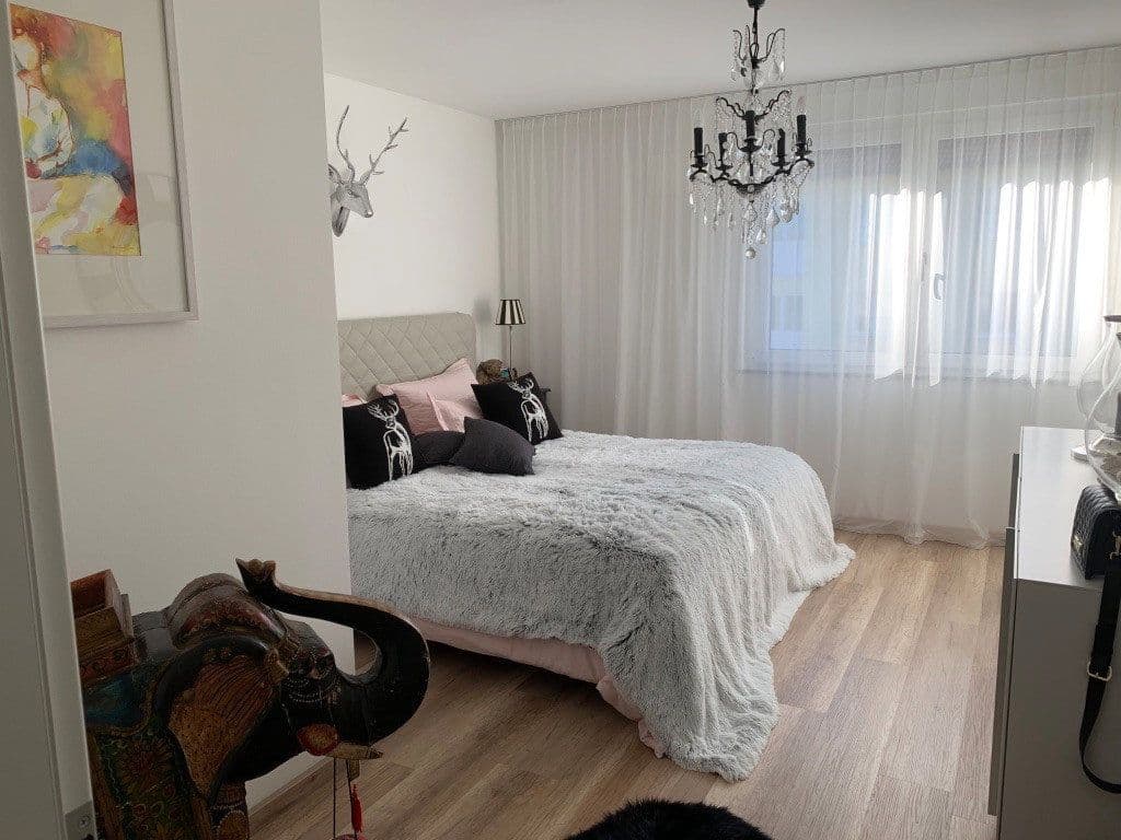 Prenájom bytu 4-izbový 157 m², Ulm, Bádensko-Wurttembersko Prenájom bytu 4-izbový 157 m², Ulm, Bádensko-Wurttembersko