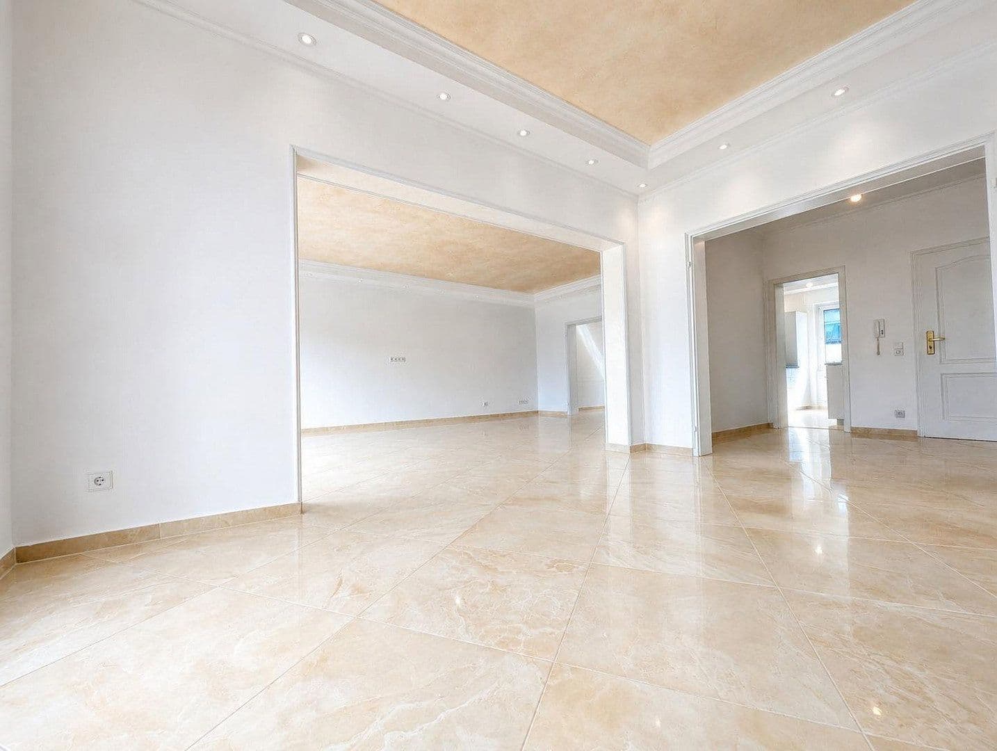 Prenájom bytu 4-izbový 129 m², Karlsruhe, Bádensko-Wurttembersko Prenájom bytu 4-izbový 129 m², Karlsruhe, Bádensko-Wurttembersko