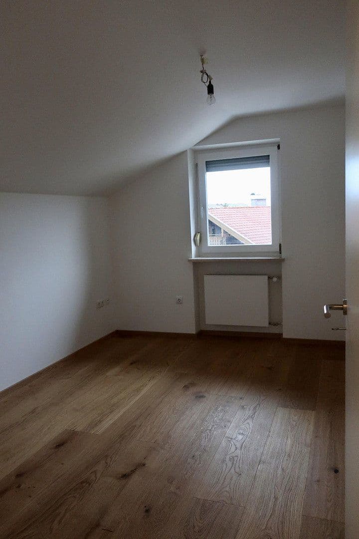 Prenájom bytu 3-izbový 90 m², Weißachenerstraße 59, Bergen, Bavorsko Prenájom bytu 3-izbový 90 m², Weißachenerstraße 59, Bergen, Bavorsko