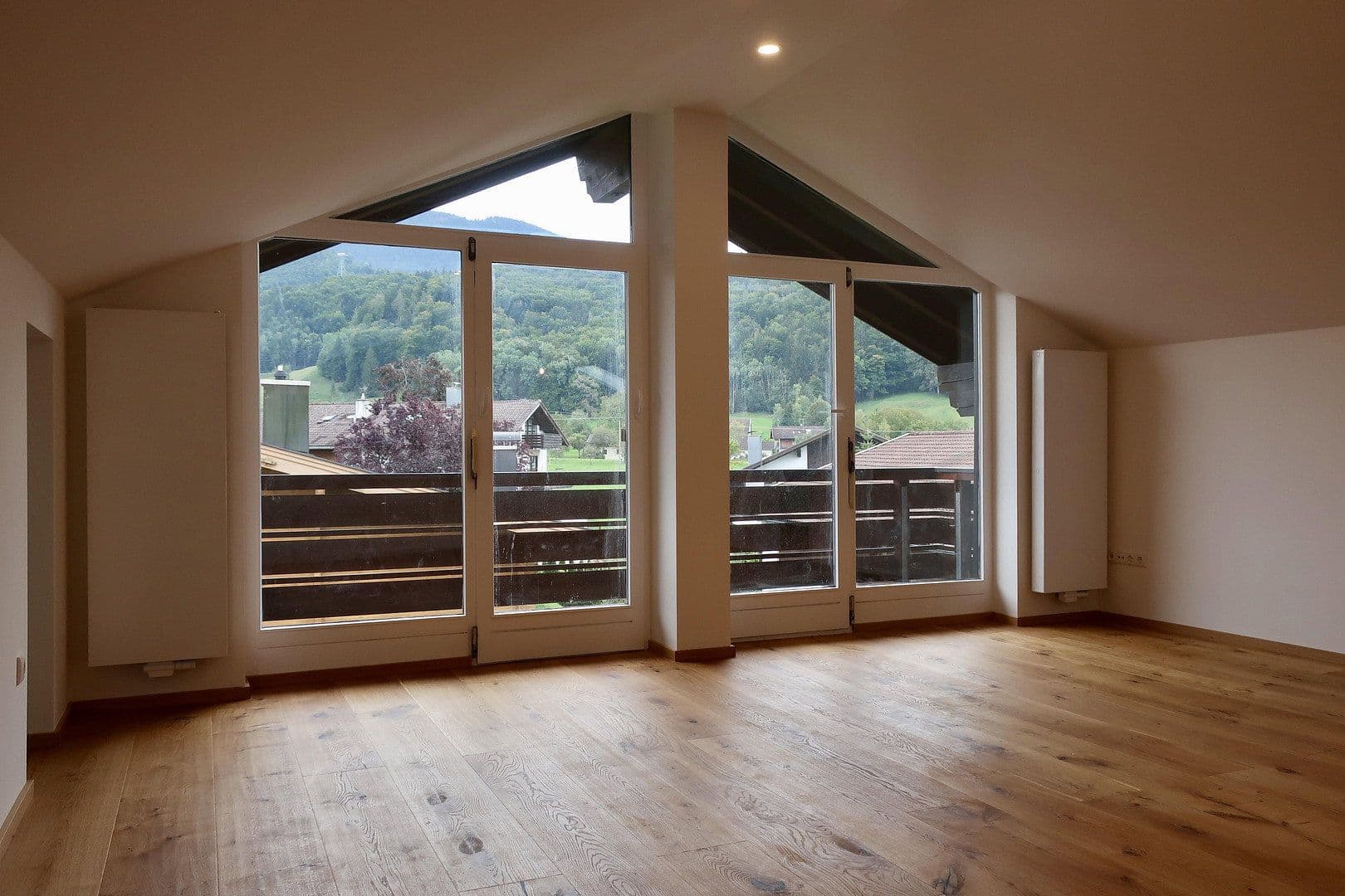 Prenájom bytu 3-izbový 90 m², Weißachenerstraße 59, Bergen, Bavorsko Prenájom bytu 3-izbový 90 m², Weißachenerstraße 59, Bergen, Bavorsko