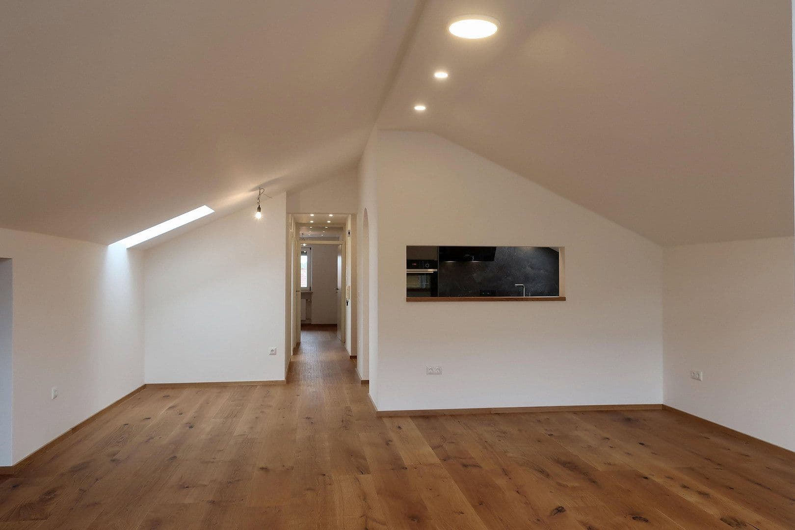 Prenájom bytu 3-izbový 90 m², Weißachenerstraße 59, Bergen, Bavorsko Prenájom bytu 3-izbový 90 m², Weißachenerstraße 59, Bergen, Bavorsko
