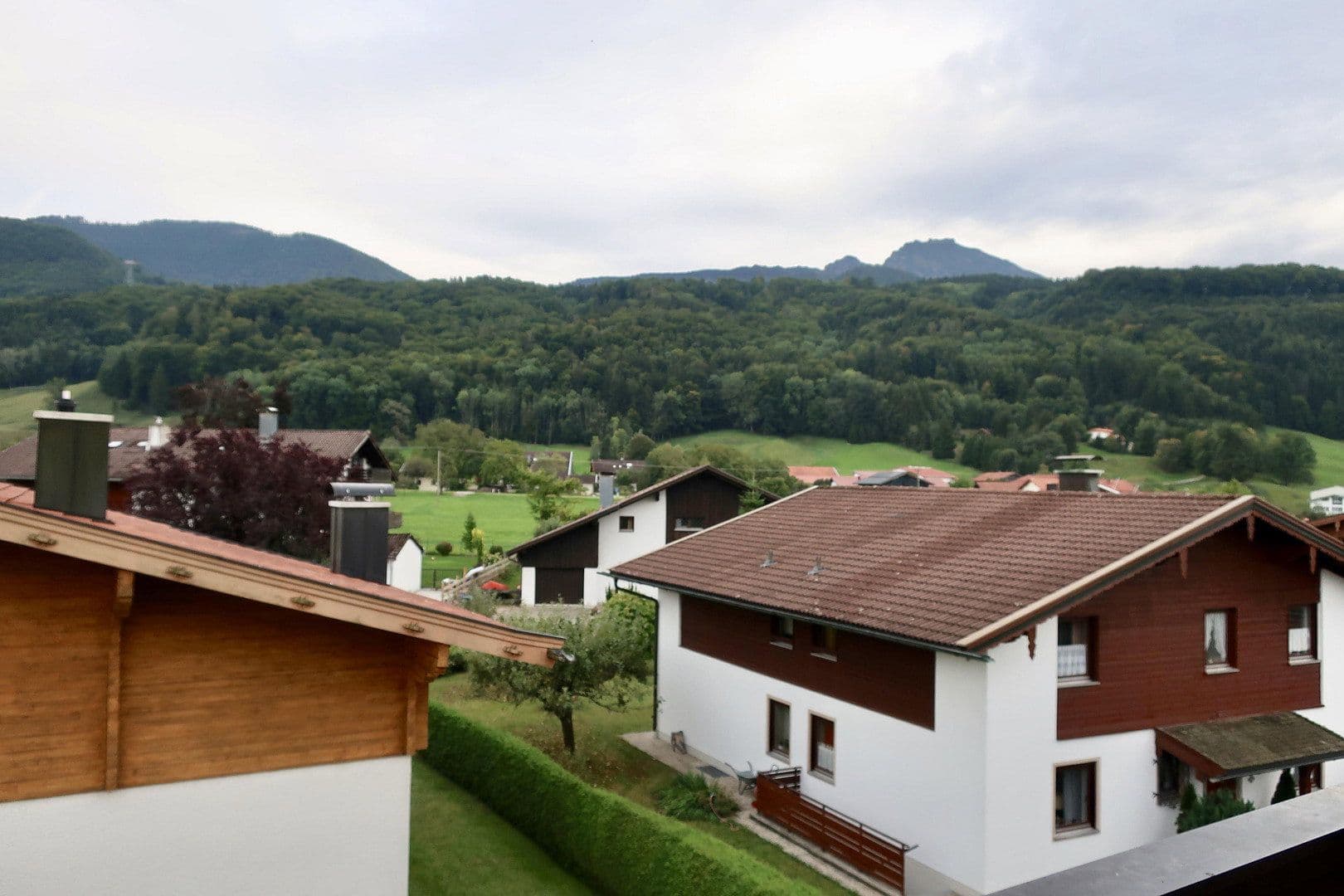 Prenájom bytu 3-izbový 90 m², Weißachenerstraße 59, Bergen, Bavorsko Prenájom bytu 3-izbový 90 m², Weißachenerstraße 59, Bergen, Bavorsko