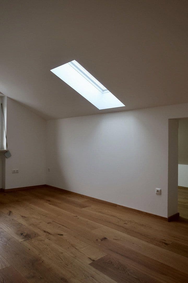 Prenájom bytu 3-izbový 90 m², Weißachenerstraße 59, Bergen, Bavorsko Prenájom bytu 3-izbový 90 m², Weißachenerstraße 59, Bergen, Bavorsko
