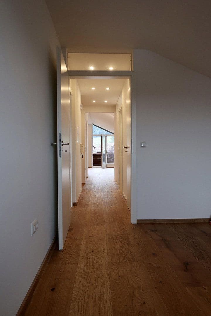 Prenájom bytu 3-izbový 90 m², Weißachenerstraße 59, Bergen, Bavorsko Prenájom bytu 3-izbový 90 m², Weißachenerstraße 59, Bergen, Bavorsko