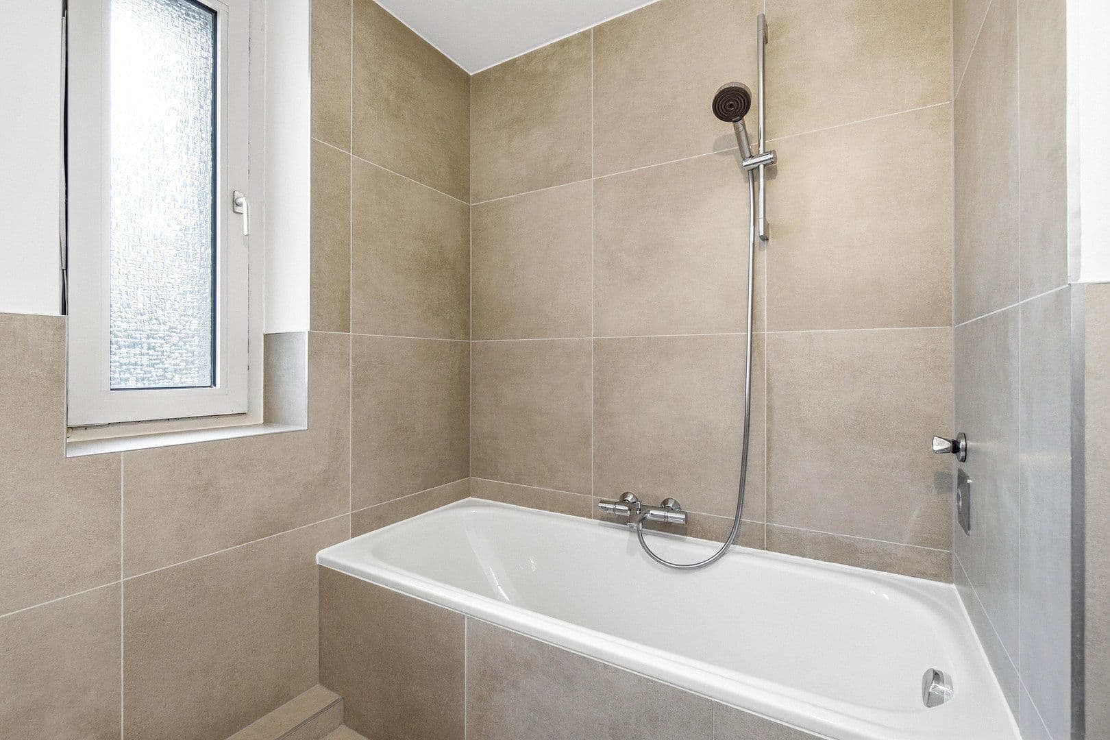 Predaj domu 420 m², pozemok 488 m², Detmolder Straße 407, Bielefeld, Severné Porýnie - Westfálsko Predaj domu 420 m², pozemok 488 m², Detmolder Straße 407, Bielefeld, Severné Porýnie - Westfálsko
