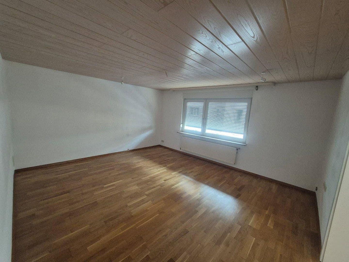 Prenájom bytu 4-izbový 98 m², Stuttgart, Bádensko-Wurttembersko Prenájom bytu 4-izbový 98 m², Stuttgart, Bádensko-Wurttembersko