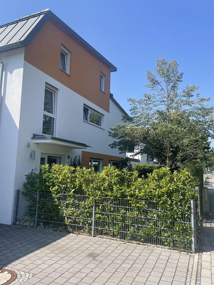 Prenájom domu 128 m², pozemok 110 m², Waldstr. 8, Germering, Bavorsko Prenájom domu 128 m², pozemok 110 m², Waldstr. 8, Germering, Bavorsko