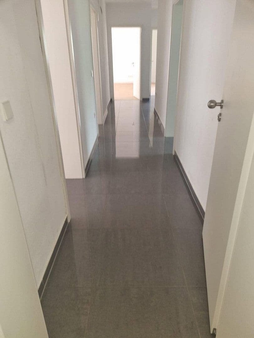 Prenájom bytu 4-izbový 114 m², Mannheim, Bádensko-Wurttembersko Prenájom bytu 4-izbový 114 m², Mannheim, Bádensko-Wurttembersko
