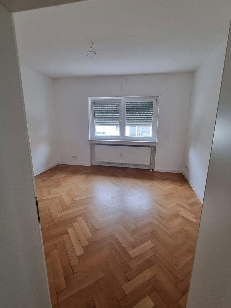 Prenájom bytu 4-izbový 114 m², Mannheim, Bádensko-Wurttembersko Prenájom bytu 4-izbový 114 m², Mannheim, Bádensko-Wurttembersko